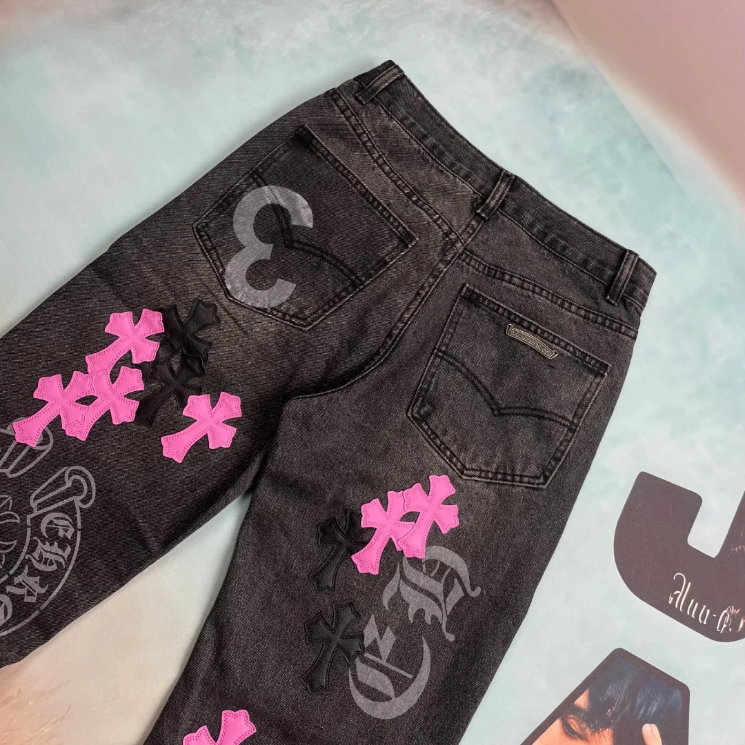 🅿️290 🔘Style number-KL113 🔘Croxin𝐂𝐡𝐫𝐨𝐦𝐞 𝐇𝐞𝐚𝐫𝐭 24SS custom-made printed purple leather limited edition jeans* In the Croxin series, these pants are directly "killing" with their appearance! In terms of color, it is one of a kind and stands out among other items. The fabric is made of beaded canvas and has been heavily washed. The upper body is not only full of texture, but also soft and skin-friendly, with excellent breathability. In terms of cutting, the trousers use three-dimensional cutting technology to create a straight trousers shape that is suitable for various body types. In addition, the hardware is customized according to the genuine ZP, and is paired with an ingenious customized small leather label, showing high-end design and details. The entire trousers are neatly routed and finely crafted, fully displaying the beauty of simplicity. In terms of style, it perfectly interprets the concept of genderless dressing. Whether it is a boy or a girl, it can be easily worn and exudes a super A aura.  Size: S M L XL XXL (28.30.32.34.36) Color: Black